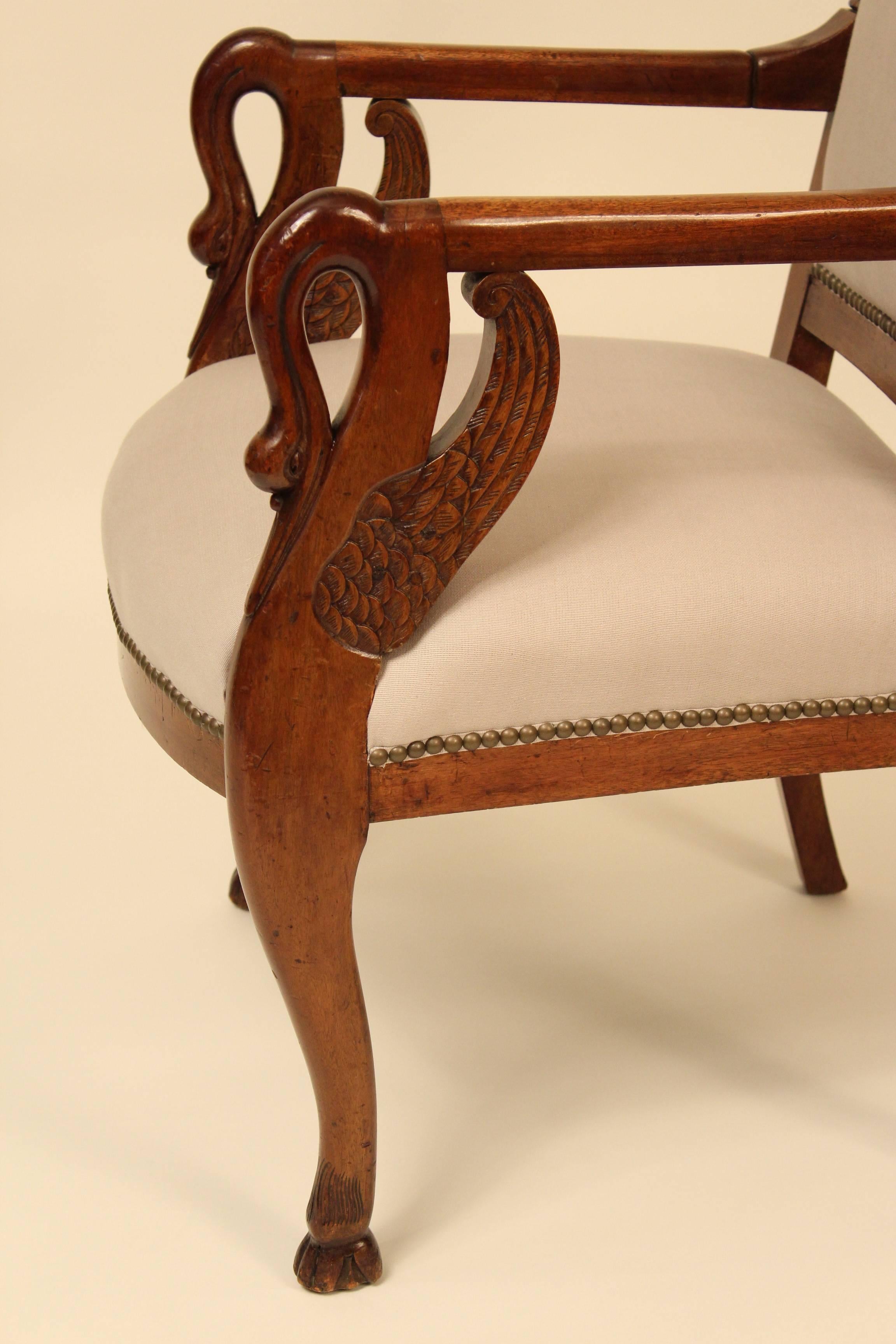Début du 20ème siècle Paire de fauteuils sculptés en forme de Swan de style Empire