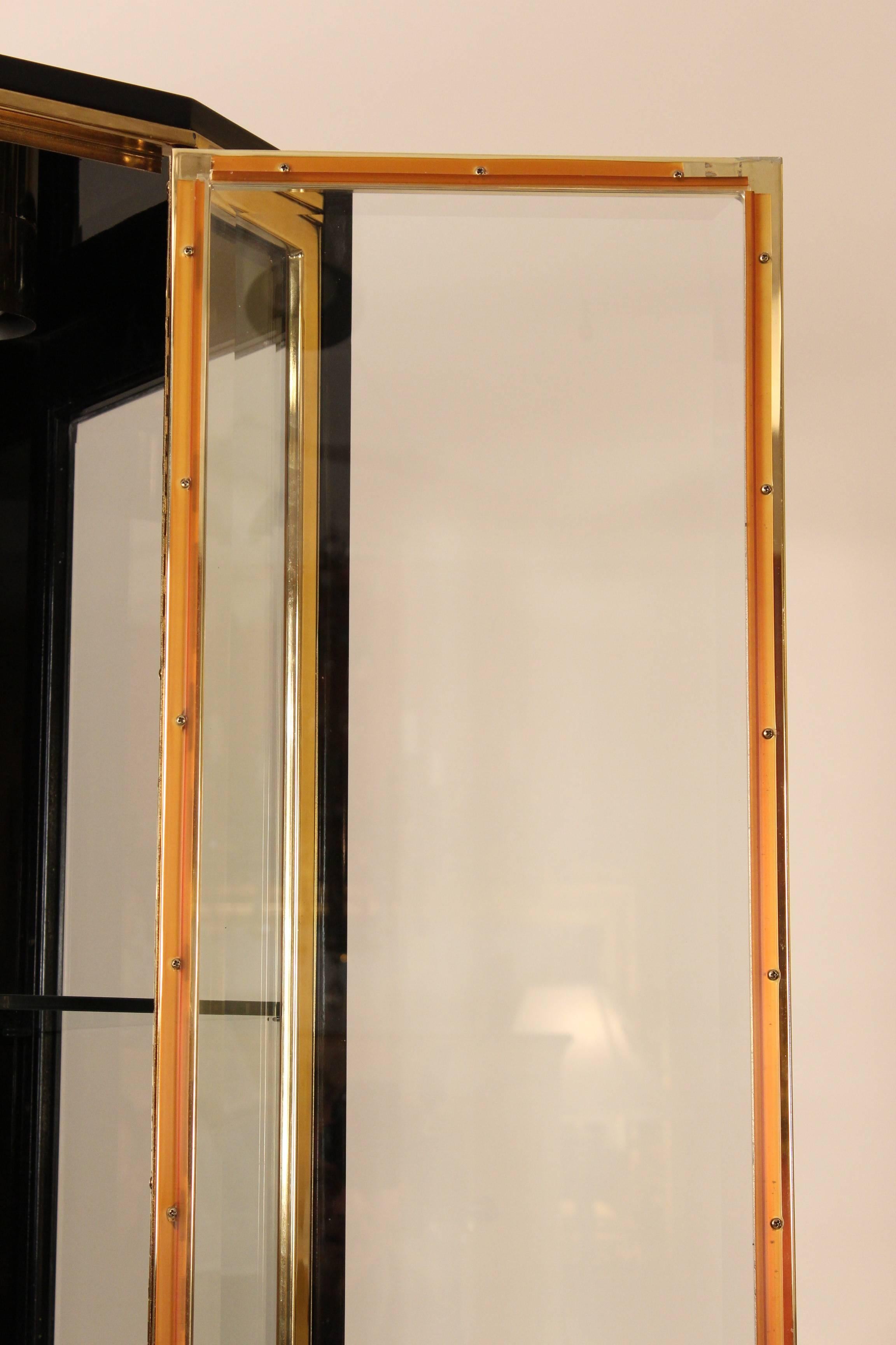 Pair of Henredon Display Cabinets In Excellent Condition In Laguna Beach, CA