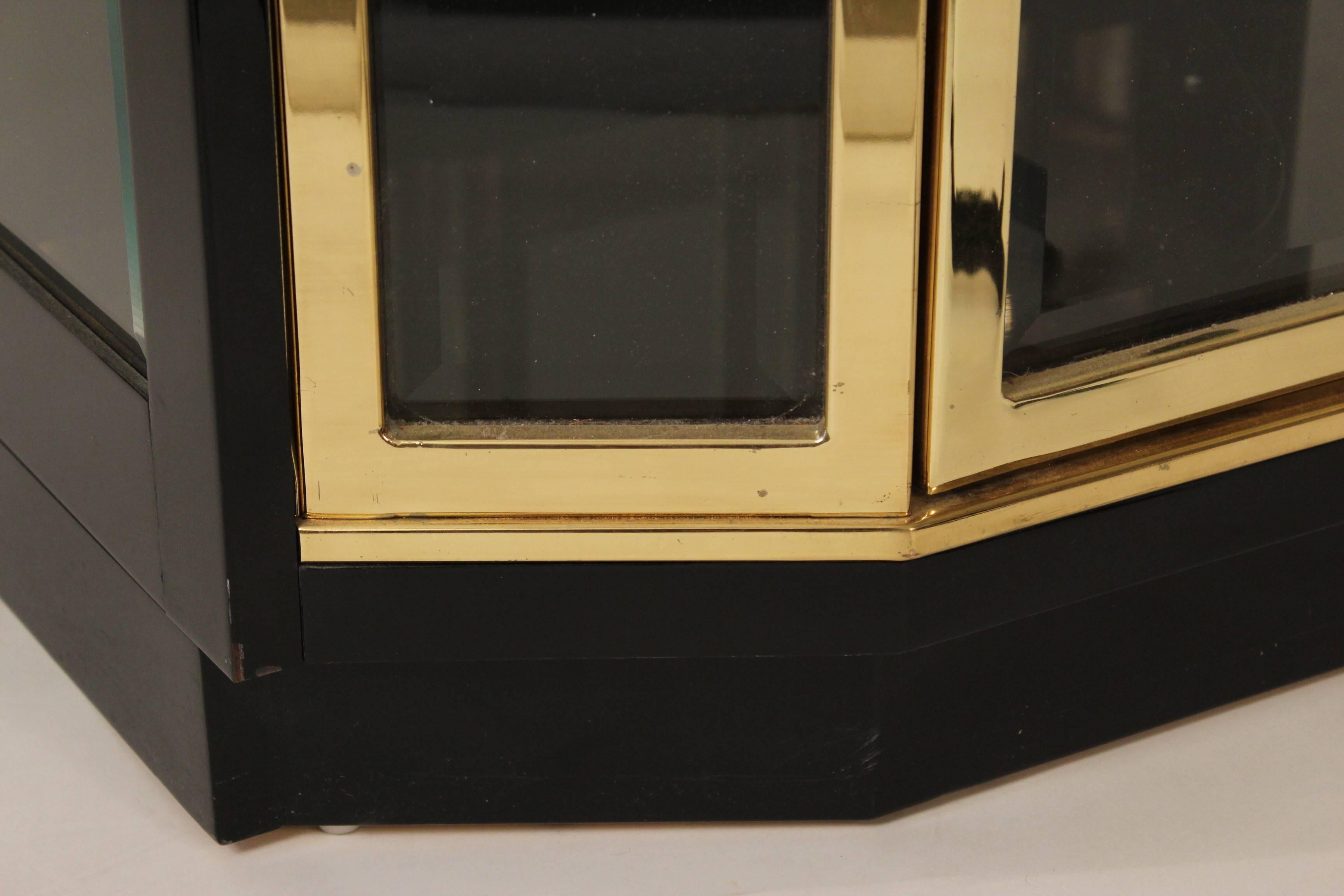 Pair of Henredon Display Cabinets 1