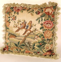 Cojín decorativo estilo Aubusson con flecos con borlas y dos pájaros en una rama