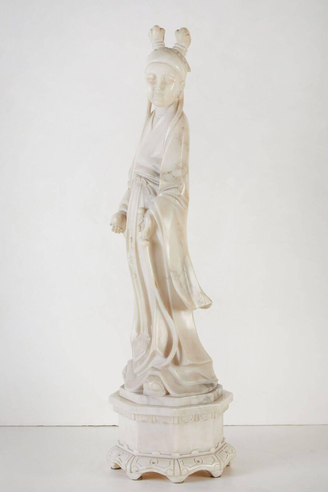 italien Fin de siècle, albâtre massif, figure de Kwan Yin en vente