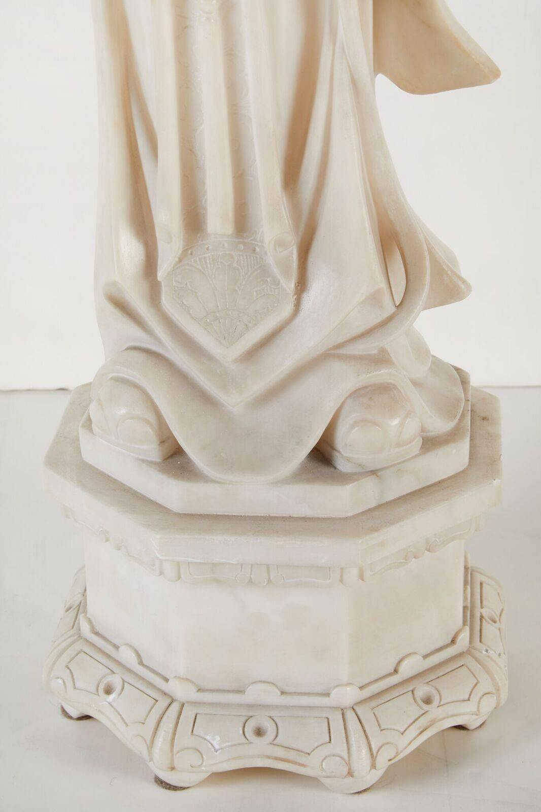 Sculpté à la main Fin de siècle, albâtre massif, figure de Kwan Yin en vente