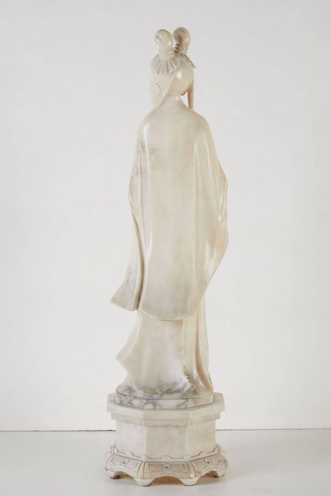 Fin de siècle, albâtre massif, figure de Kwan Yin Excellent état - En vente à Newport Beach, CA