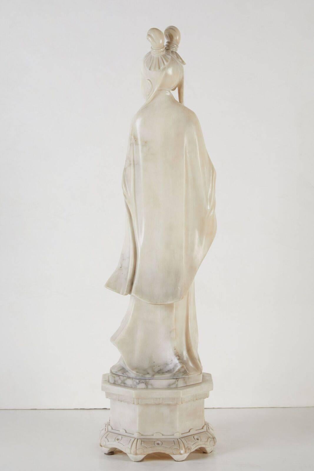 Figura di Kwan Yin di fine secolo, in alabastro massiccio In condizioni ottime in vendita a Los Angeles, CA