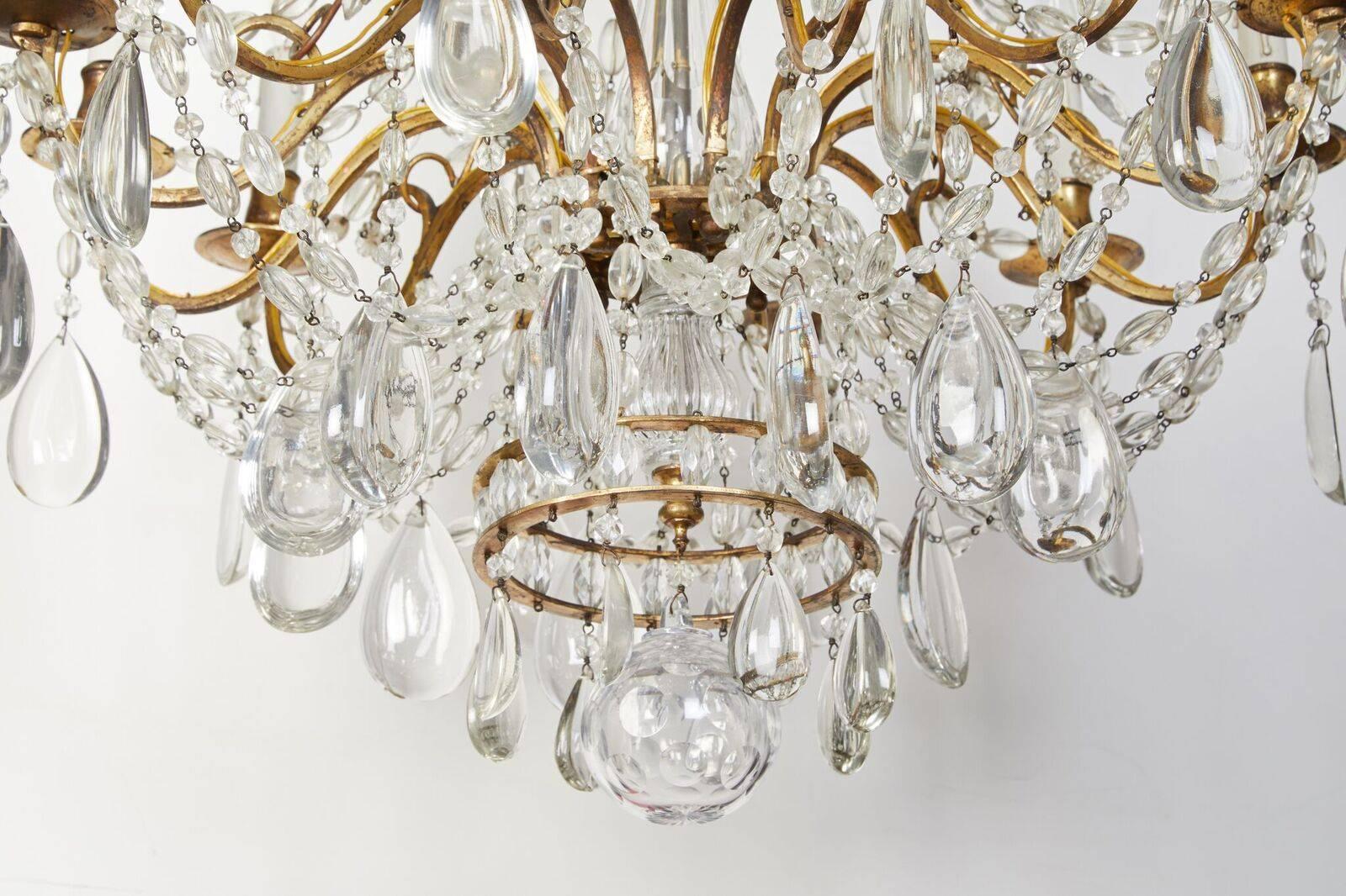 Dorato Lampadario di fine secolo, in cristallo e bronzo in vendita