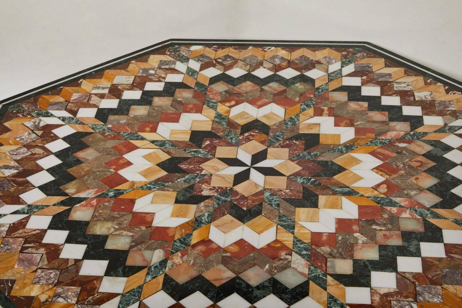 Spektakulärer, großer italienischer Marmortisch mit Muster in der Mitte (Gemalt) im Angebot