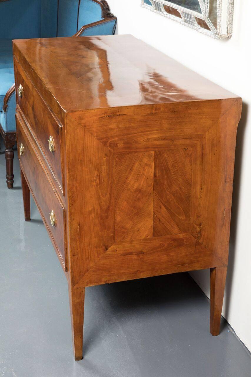 Chic 19th Century Italian Veneered Commode 1