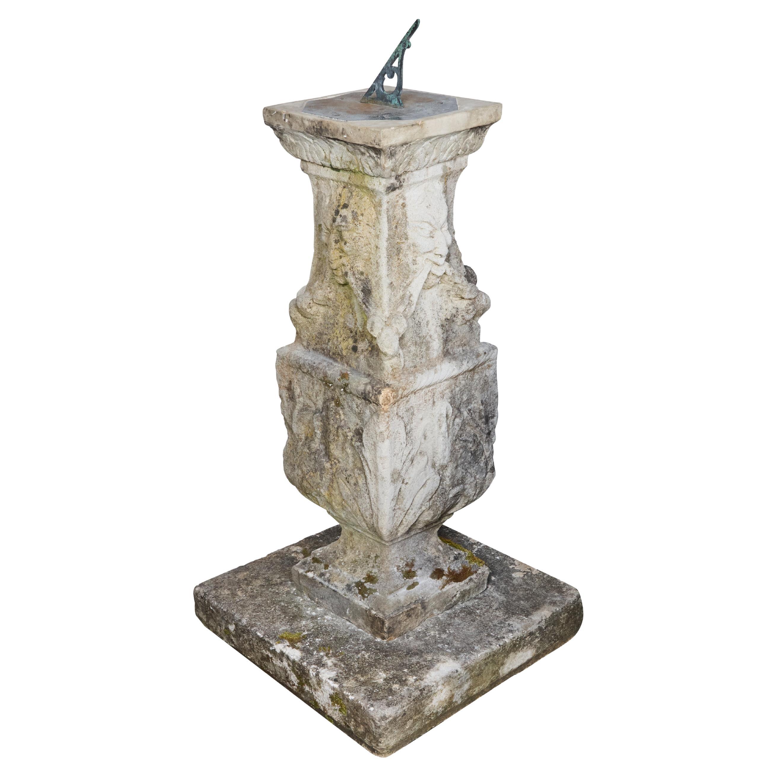 Piédestal en pierre de Portland sculptée à la main avec une plaque de cadran solaire en laiton.  Base et piédestal, 2 pièces.  Fin du XVIIe siècle/début du XVIIIe siècle.

La pierre de Portland est une formation géologique calcaire datant de l'âge