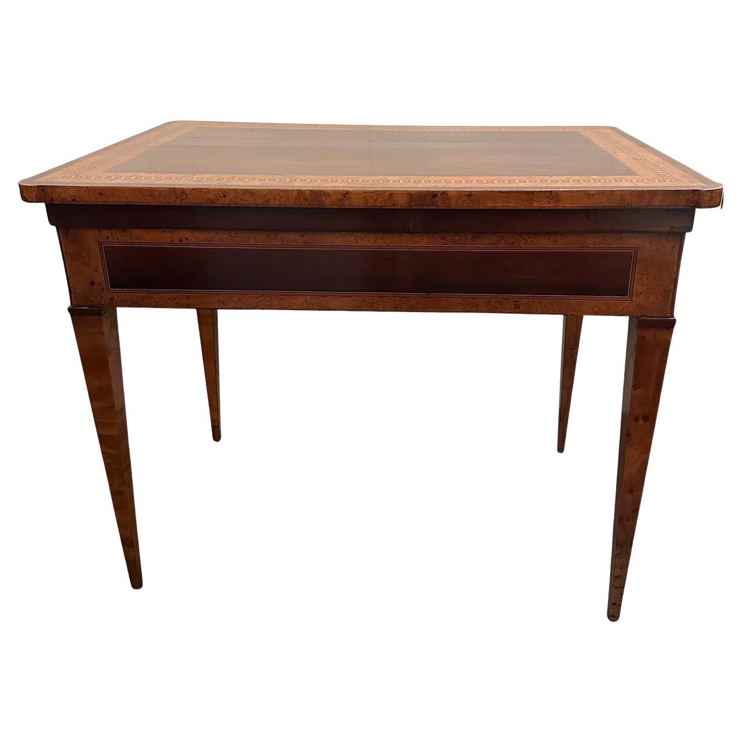 Poirier Table d'écriture italienne avec plateau coulissant et plateau de bureau coulissant en vente