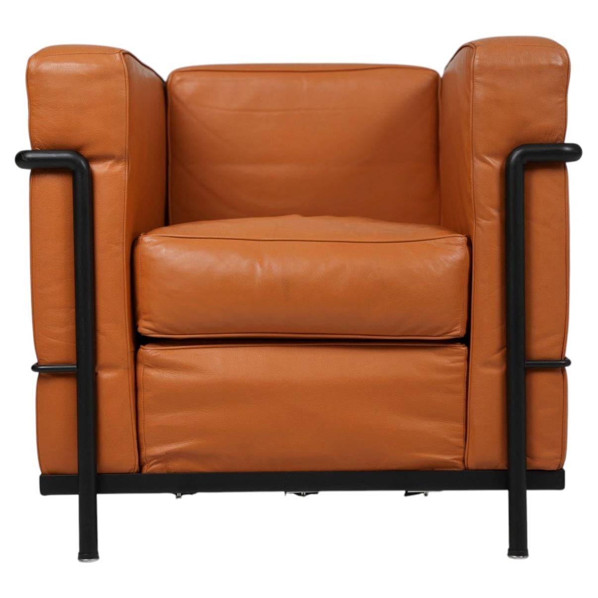 Who designed LC2 chair?