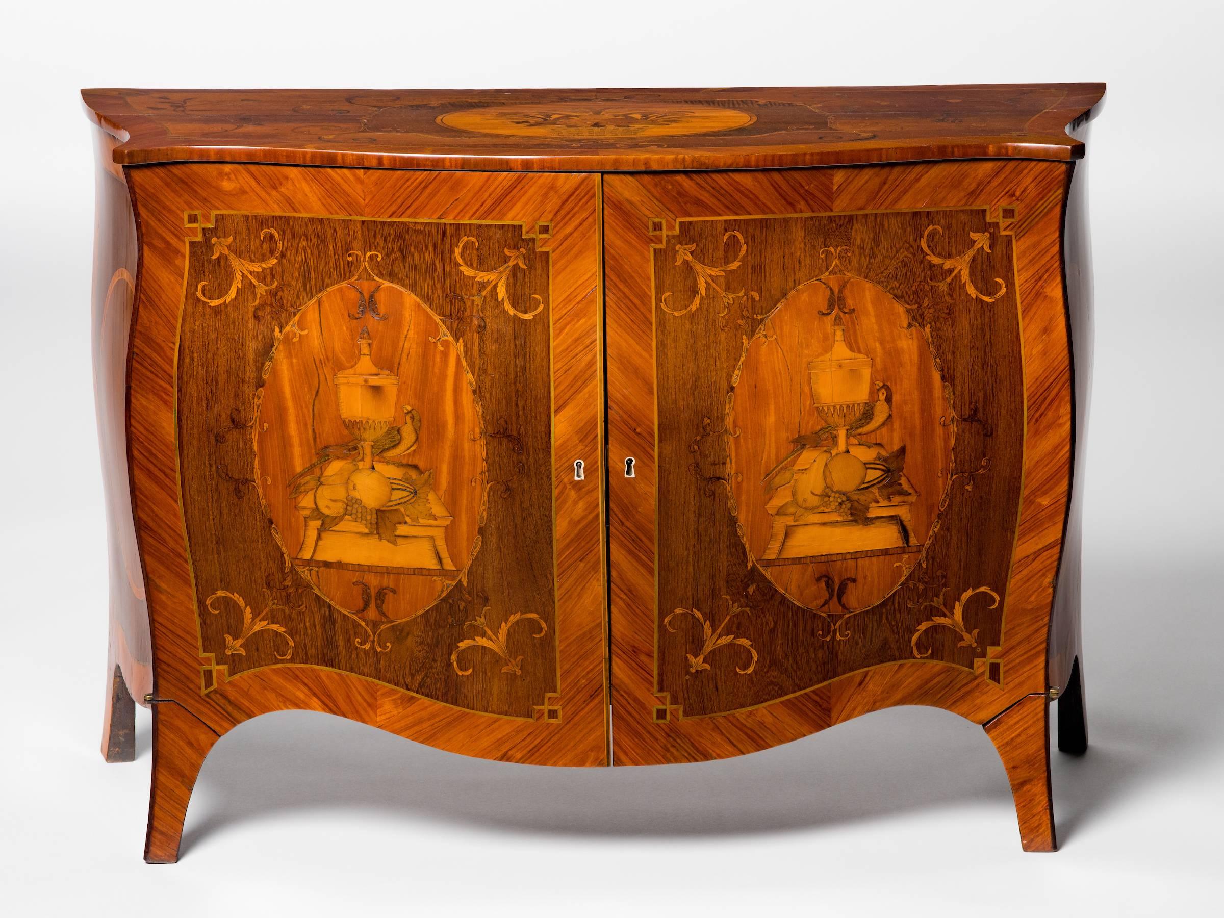 English Exceptional George III Satinwood and Amaranth Marquetry Commode For Sale