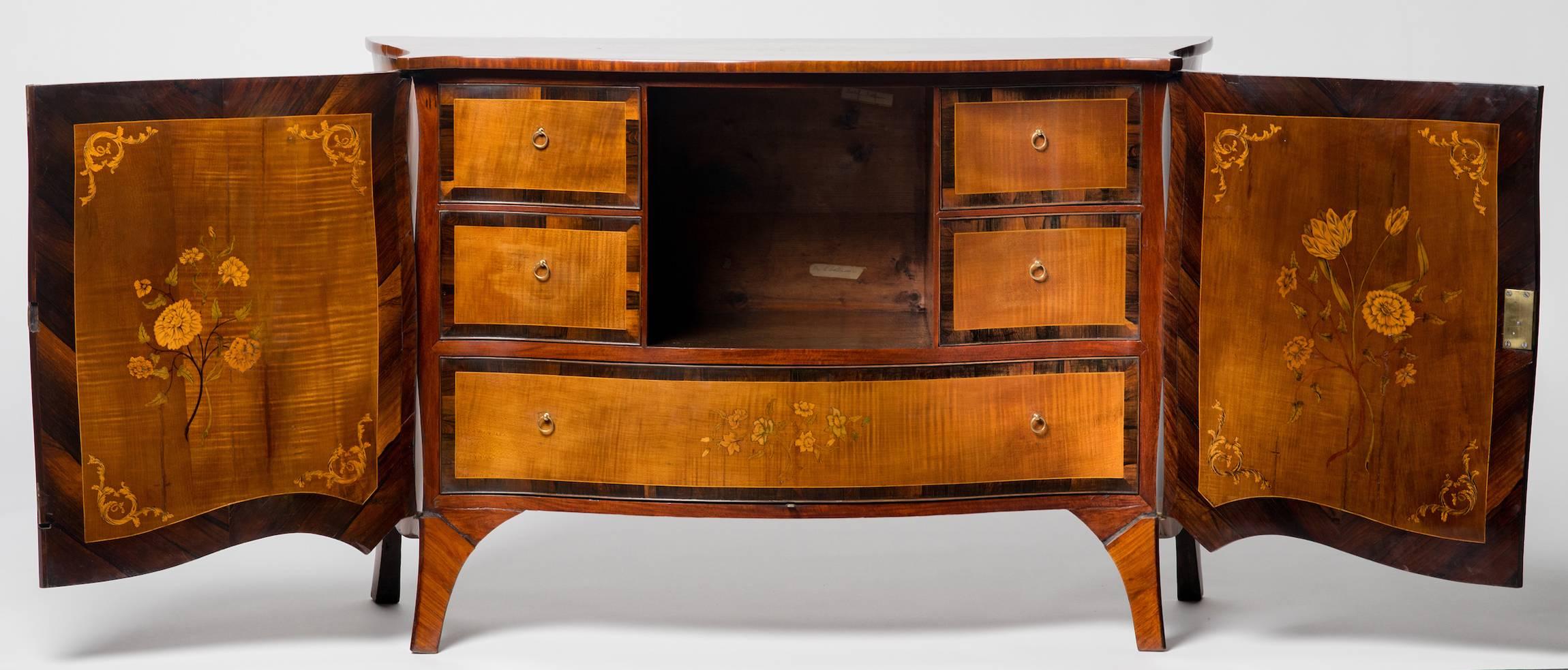 Exceptional George III Satinwood and Amaranth Marquetry Commode In Excellent Condition For Sale In New York, NY