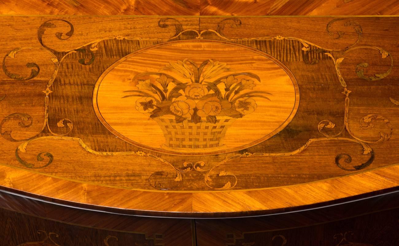18th Century Exceptional George III Satinwood and Amaranth Marquetry Commode For Sale
