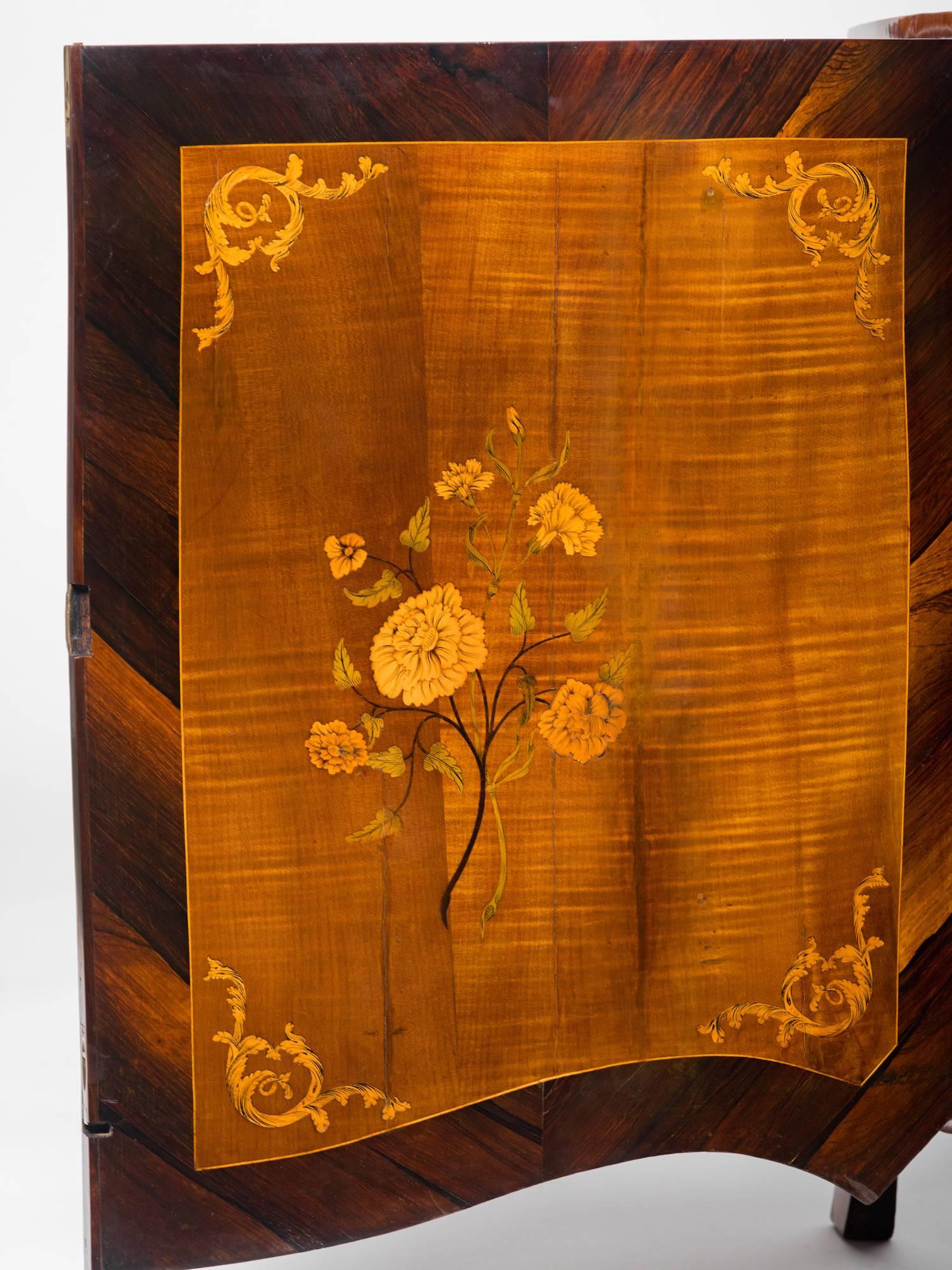 Exceptional George III Satinwood and Amaranth Marquetry Commode For Sale 3