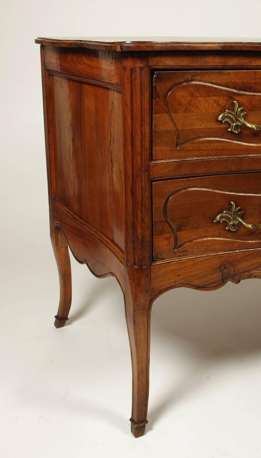 Louis XV Walnut Serpentine Chest of Two Drawers In Good Condition In St. Louis, MO