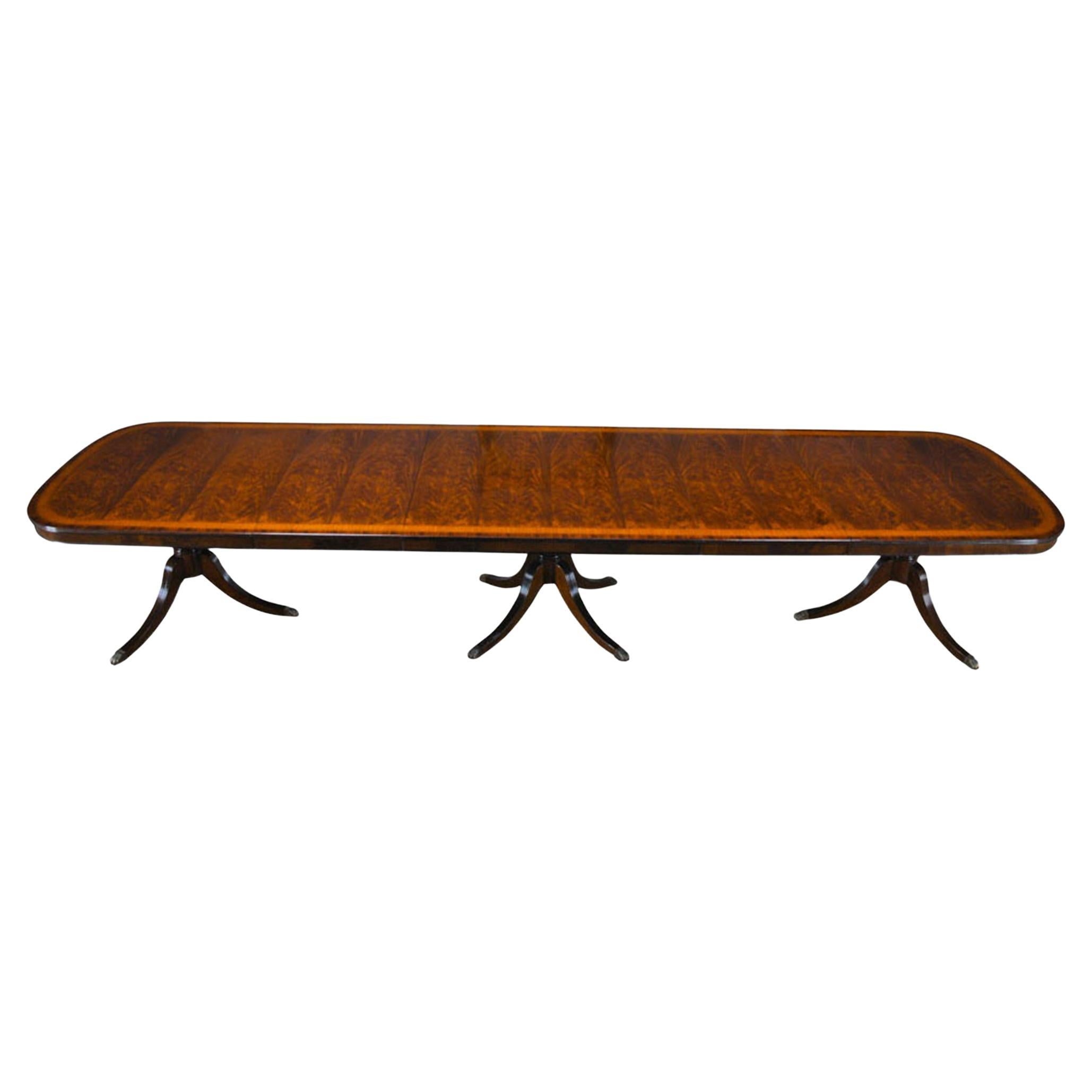 Table à manger en acajou de 15 pieds en vente