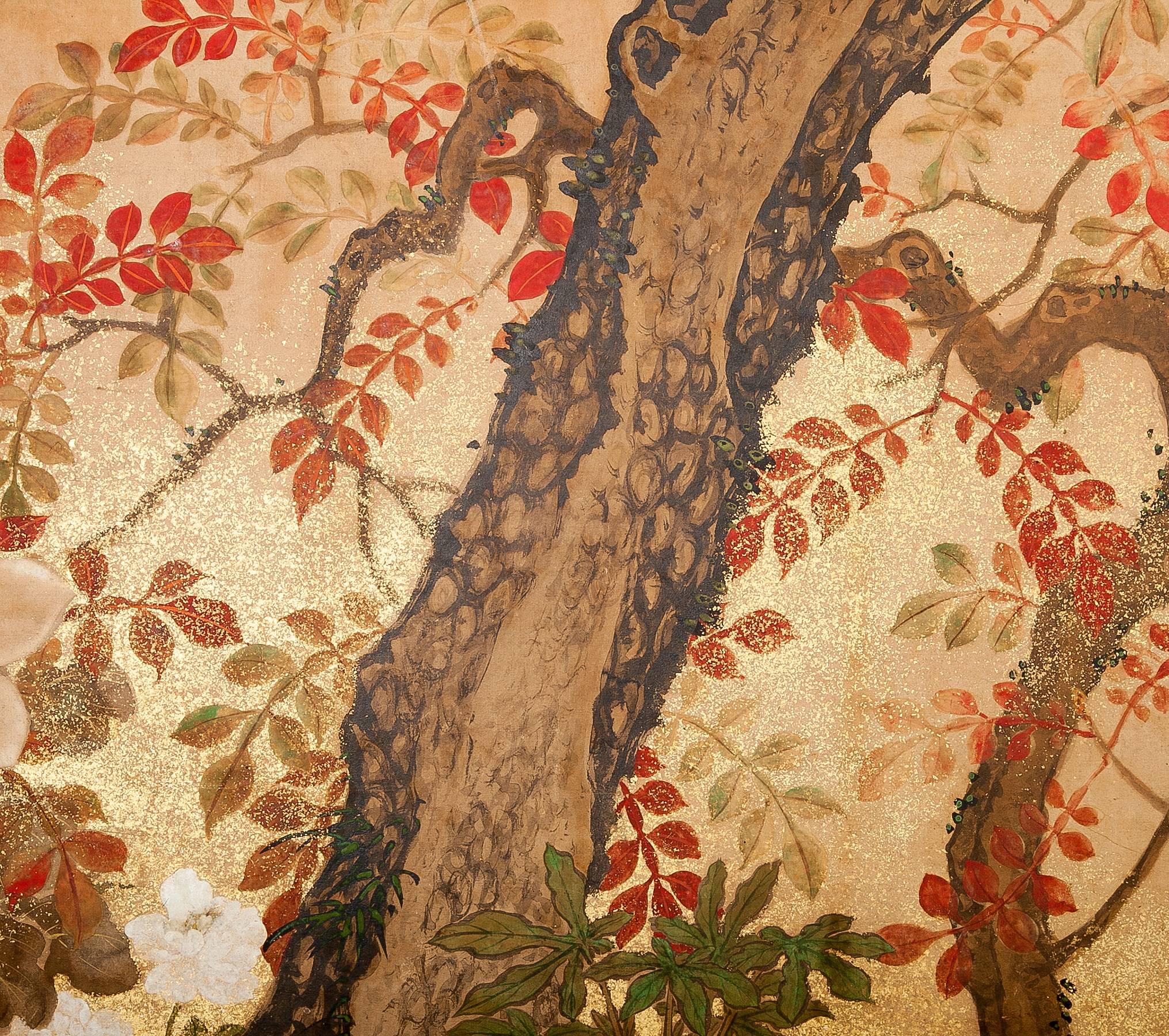 Japanischer Zwei-Panel-Bildschirm: Bäume in einer Blumenlandschaft, Gemälde aus der Edo-Zeit (Mitte des 19. Jahrhunderts) mit Kiefern und anderen Bäumen inmitten von Blumen, mit Bambussprossen auf der rechten Tafel und blühenden weißen Kamelien in