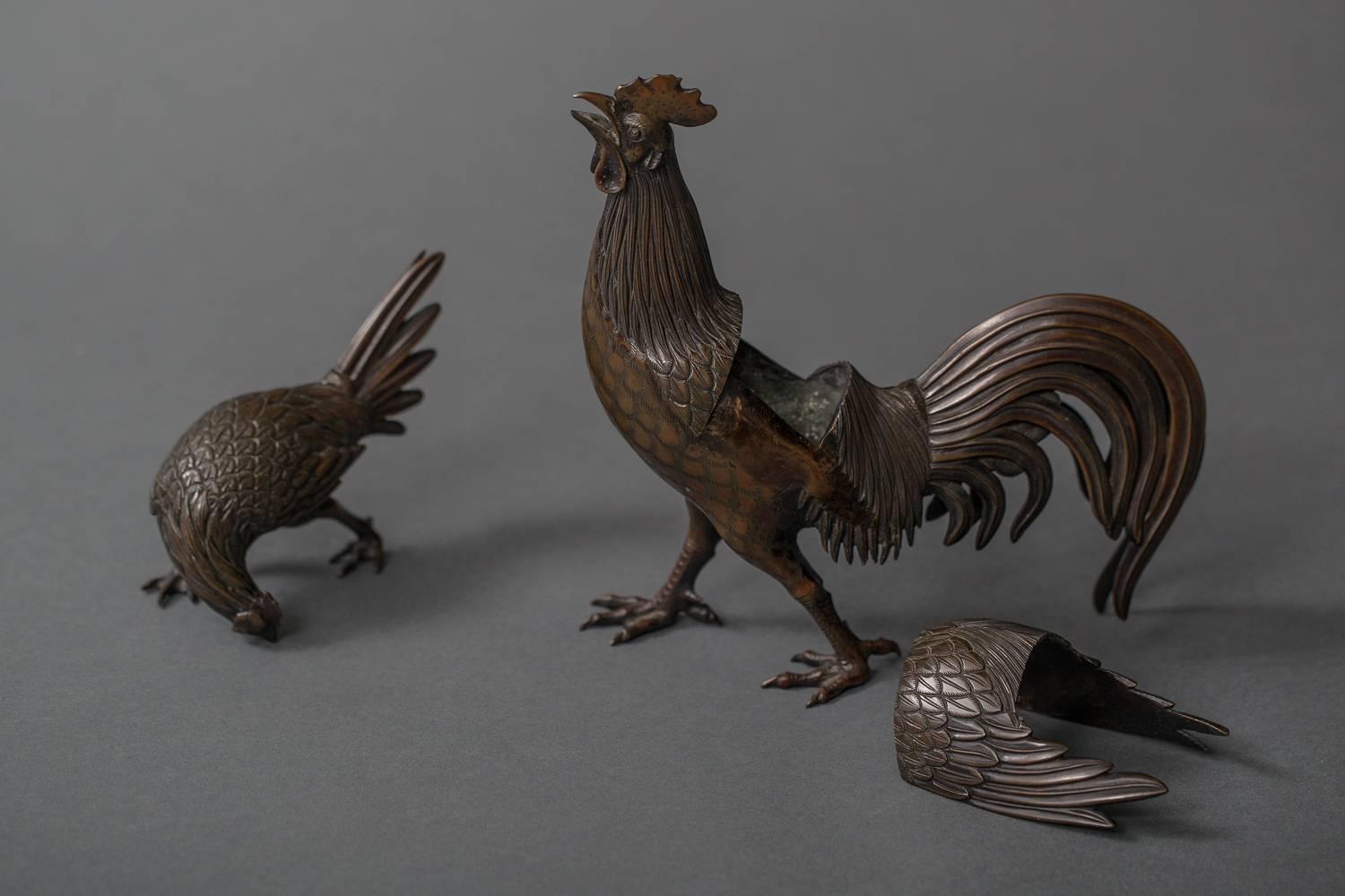 Rooster is a koro (Japanese incense burner).
Beautiful details and feather articulation.
Comes in original storage box, signed Kihei-Akiyama.
 
