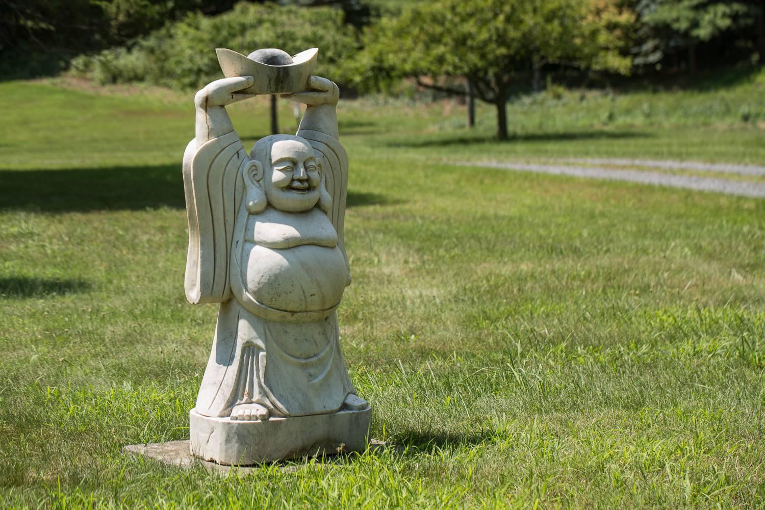 Chinesische geschnitzte Gartenskulptur eines einladenden, glücklichen Buddhas. Geschnitzter weißer Marmor.
     