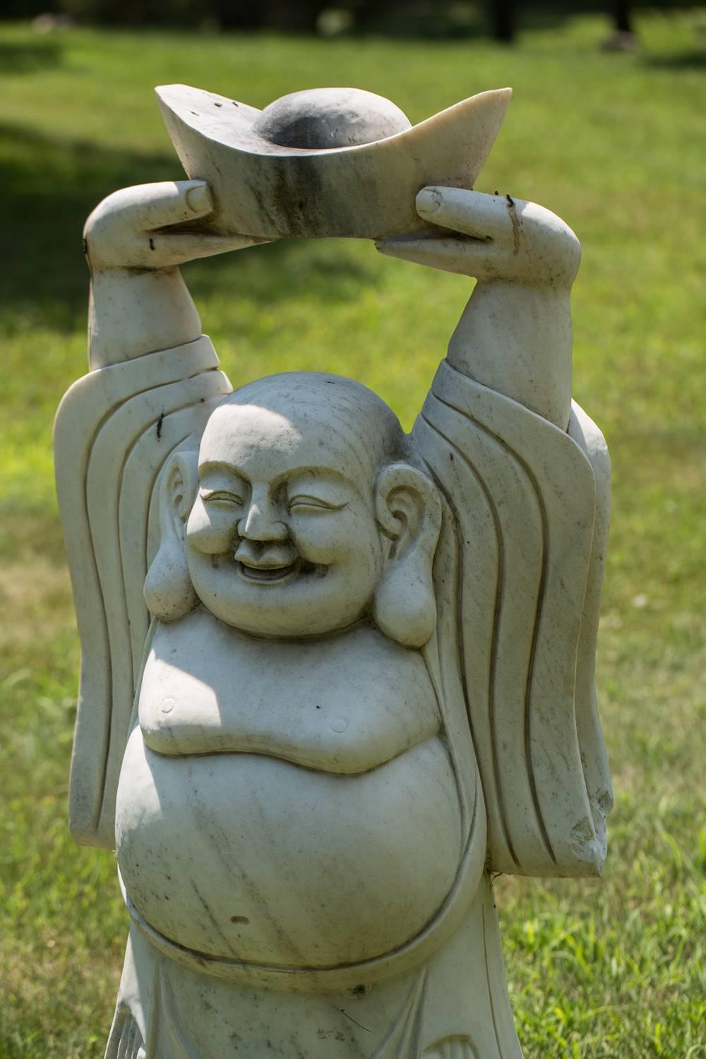 Chinesische Gartenskulptur eines einladenden, fröhlichen Buddha aus Stein im Zustand „Hervorragend“ im Angebot in Hudson, NY