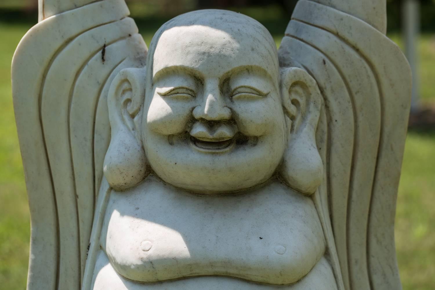 Chinesische Gartenskulptur eines einladenden, fröhlichen Buddha aus Stein (20. Jahrhundert) im Angebot