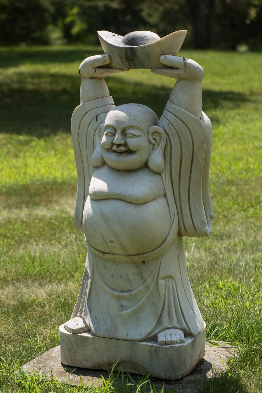 Chinesische Gartenskulptur eines einladenden, fröhlichen Buddha aus Stein (Marmor) im Angebot