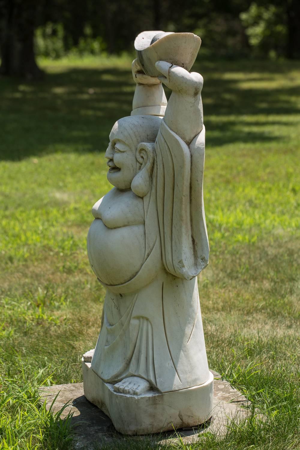 Chinesische Gartenskulptur eines einladenden, fröhlichen Buddha aus Stein im Angebot 1