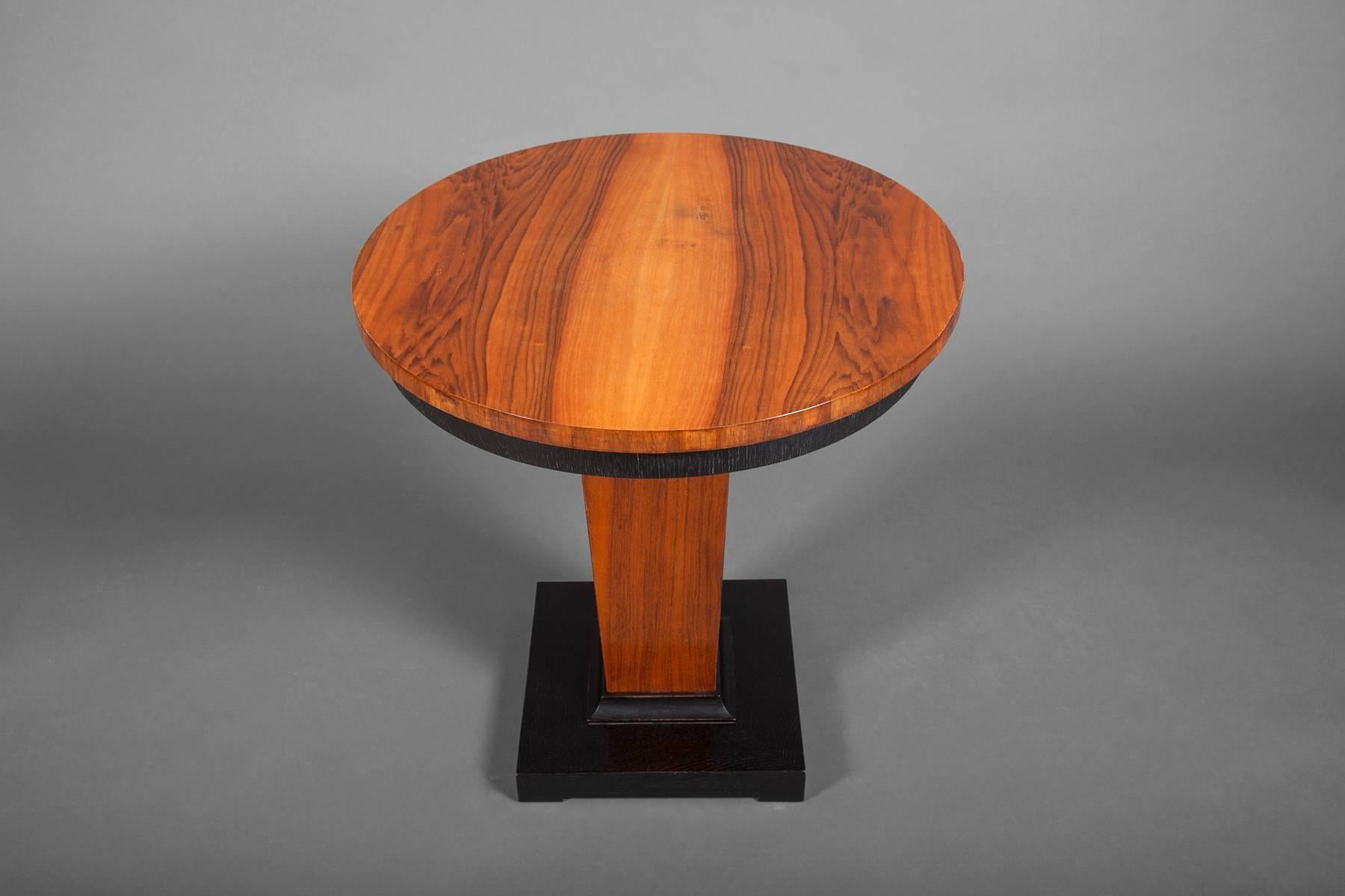 20ième siècle Table Art Déco en noyer en vente