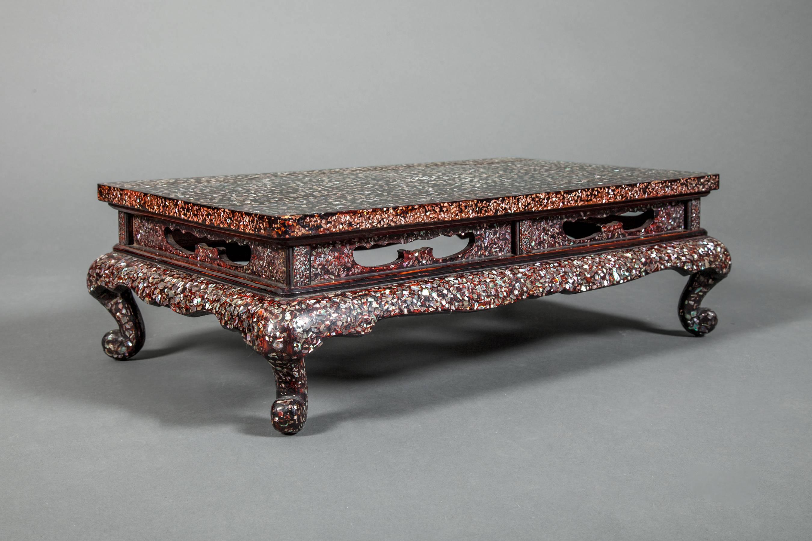 18th Century Japanese Lacquered Wood Table For Sale