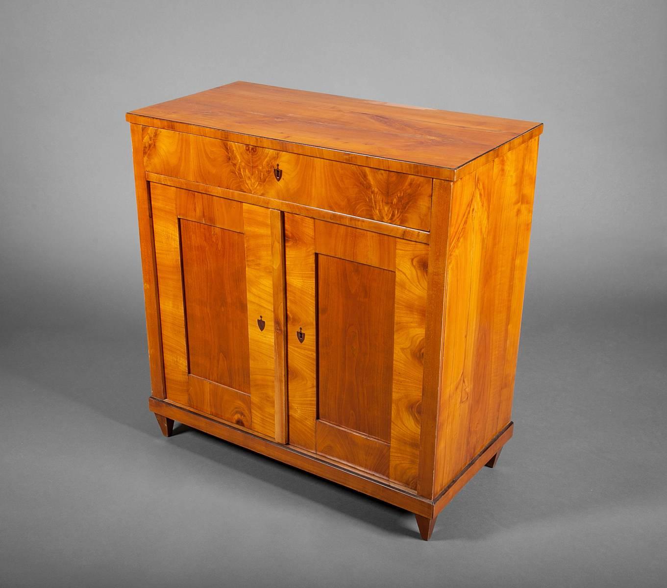 Biedermeier cherry chest with one drawer and lower cabinet.
Comes with key.