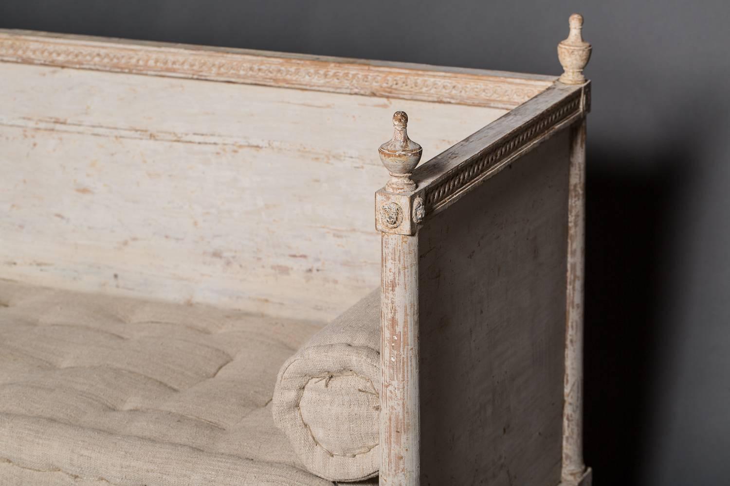 Canapé de style gustavien précoce (rococo suédois)
avec deux traversins et un coussin de siège.