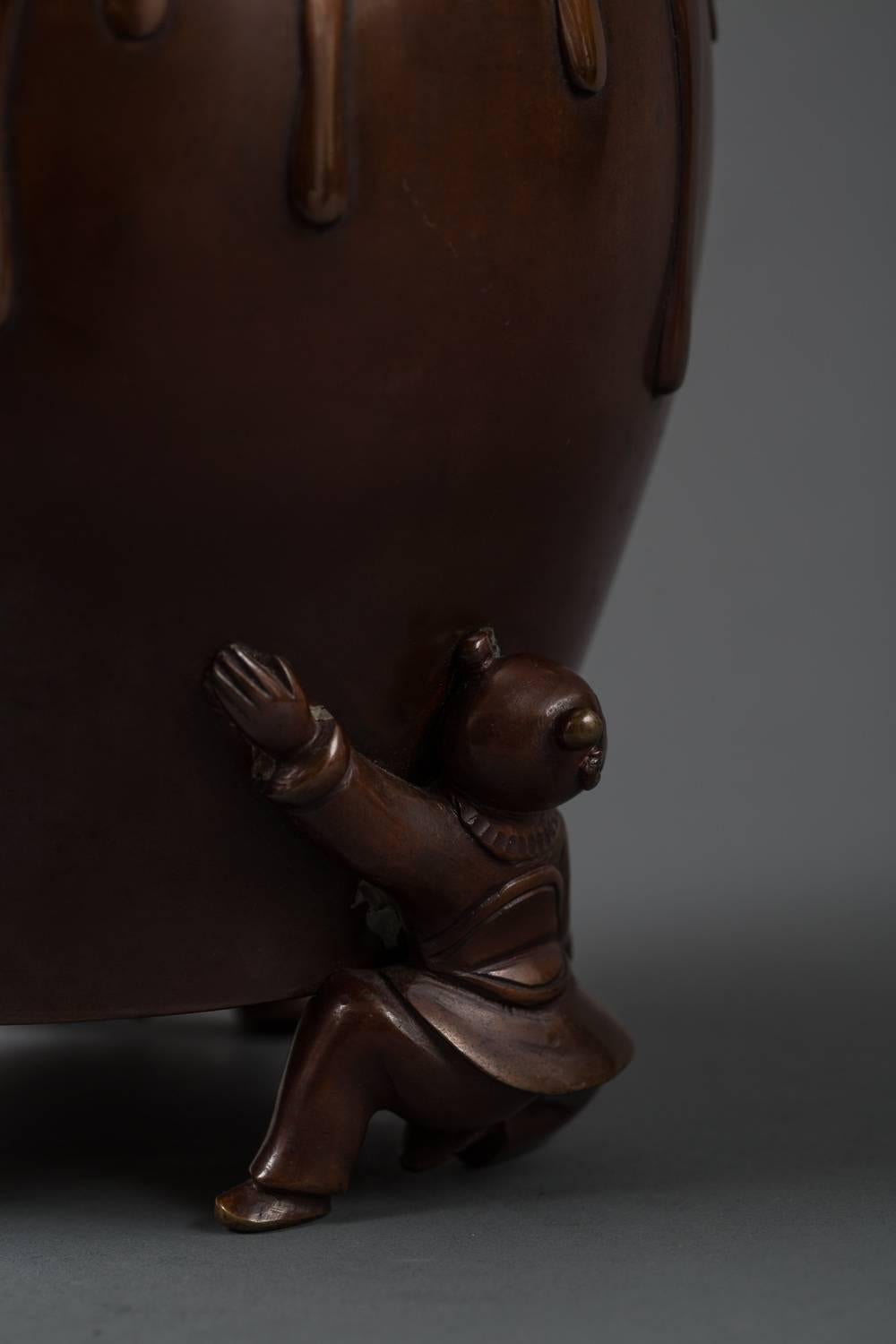 Japanes Bronze Vase with Kariko or Children Figures as Legs For Sale 2