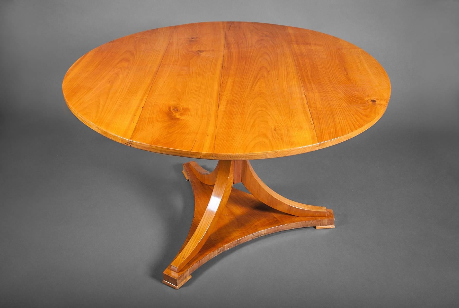 Biedermeier Style Fruitwood Dining Table with Round Top In Excellent Condition In Hudson, NY