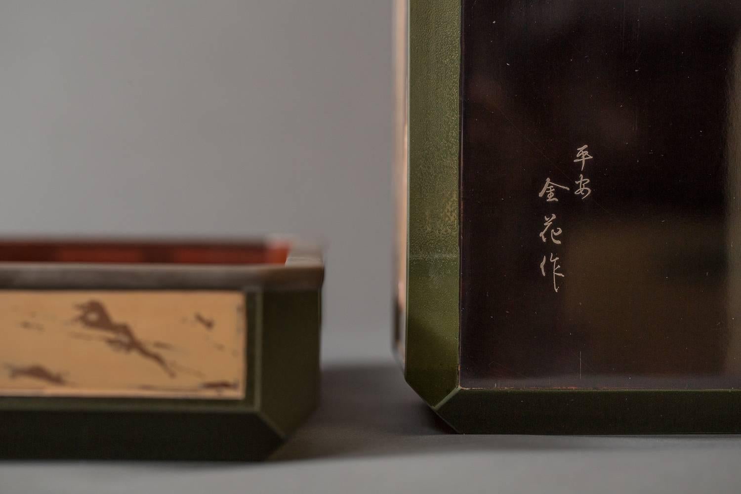 Laque Boîte à documents japonaise ancienne en laque avec Hawk et fausse graine de chêne élaborés en vente