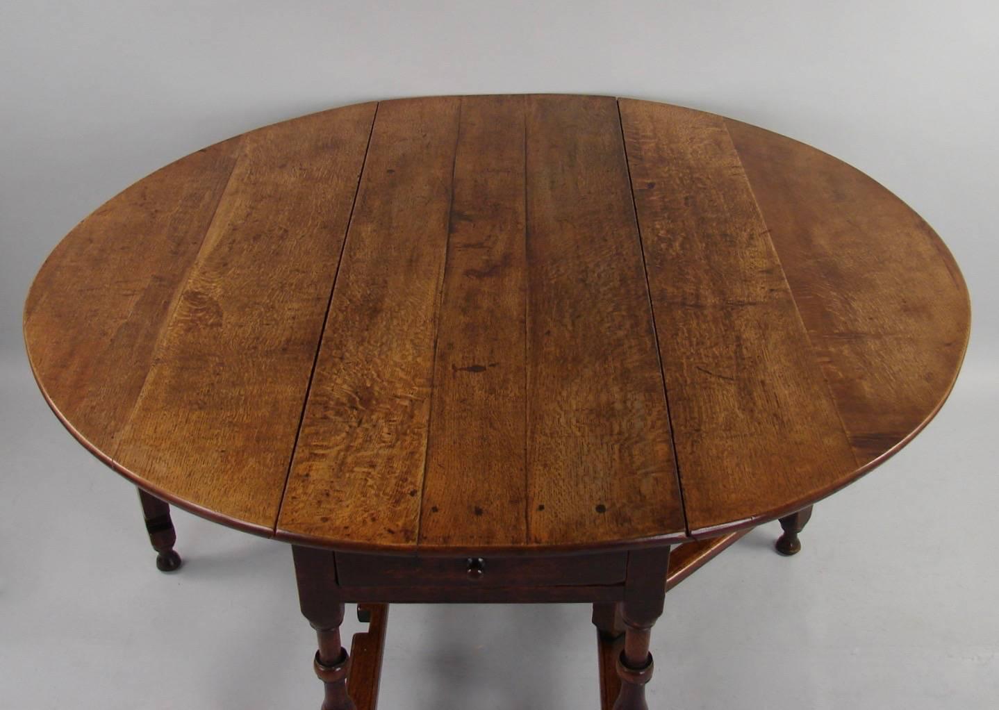 English Late 17th Century Oak Drop-Leaf Table with Drawer In Excellent Condition In San Francisco, CA
