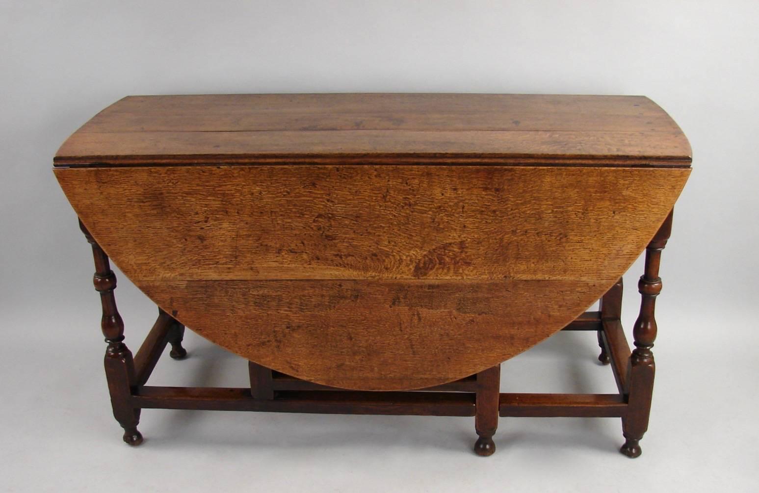 William and Mary English Late 17th Century Oak Drop-Leaf Table with Drawer