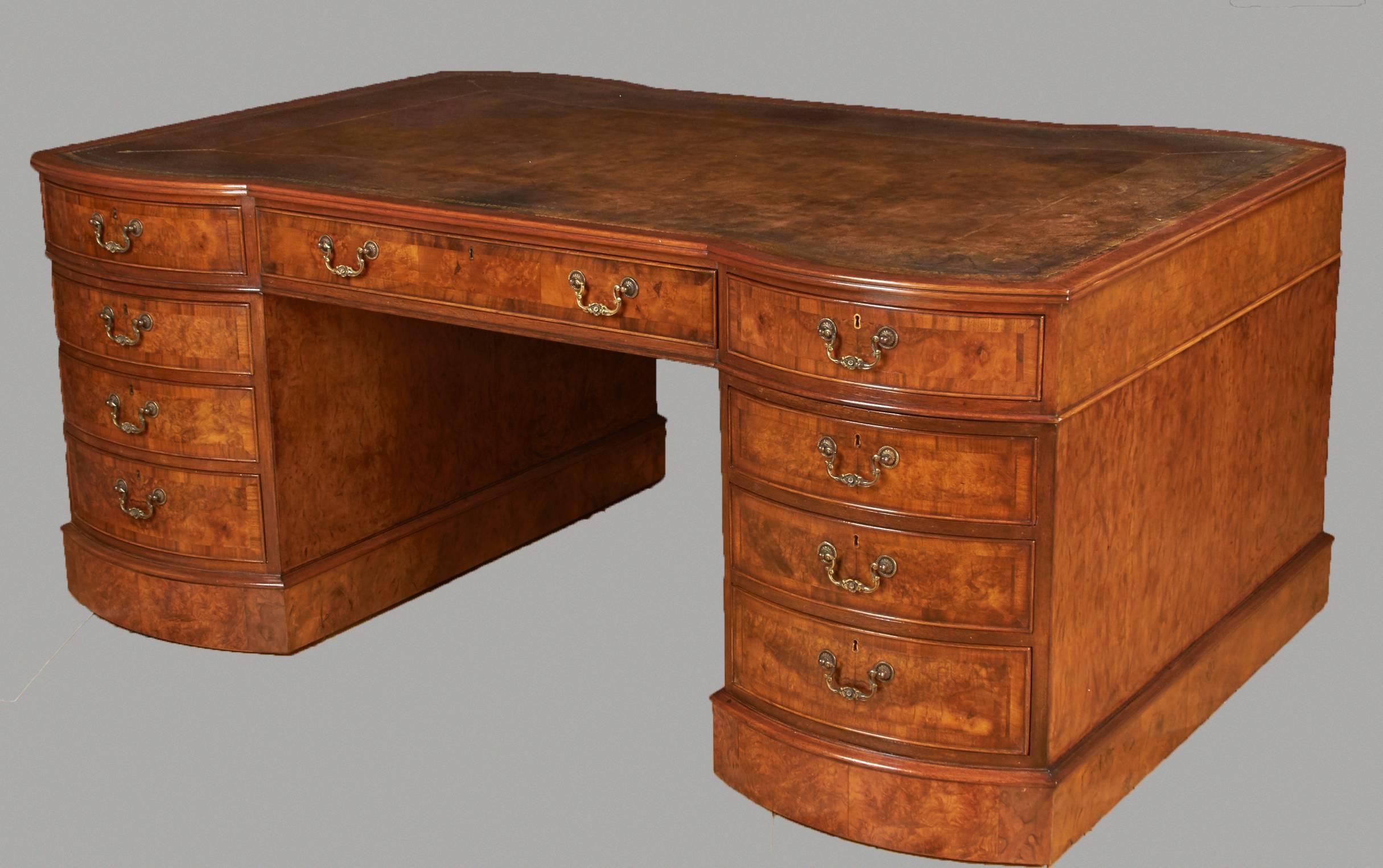 English Georgian Style Figured Walnut Partner's Desk In Excellent Condition In San Francisco, CA