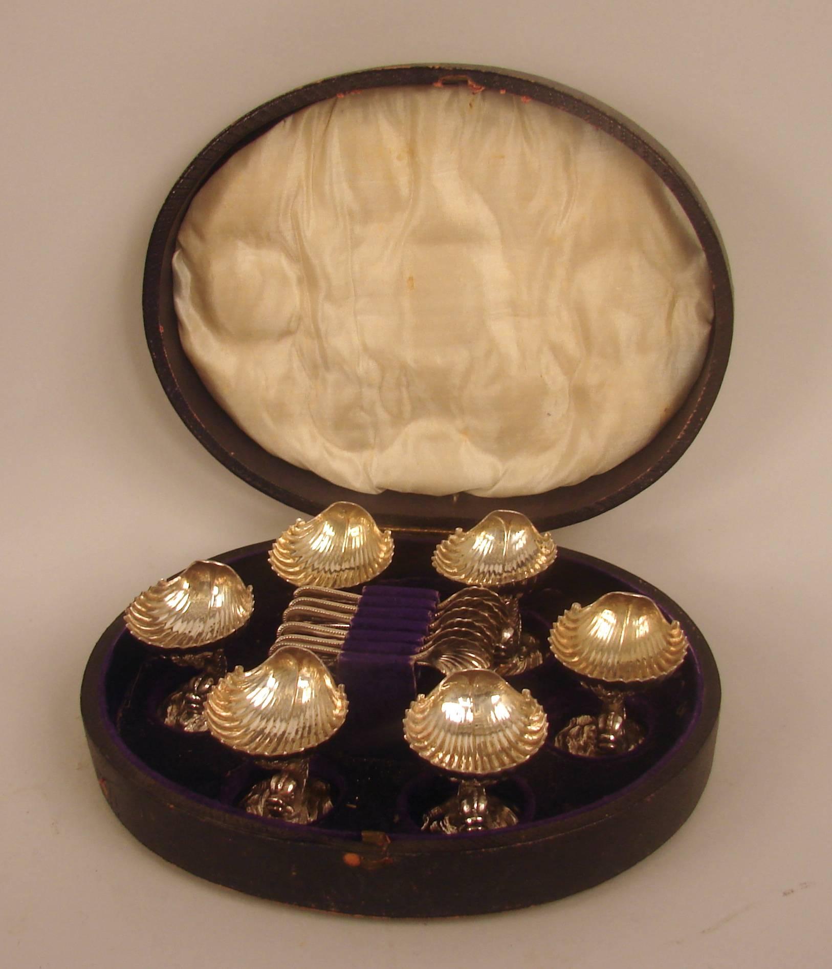 Cased Set of English Victorian Silverplated Salt Cellars and Spoons In Excellent Condition In San Francisco, CA