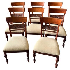 Ensemble de 8 chaises de salle à manger tapissées dans le style Regency