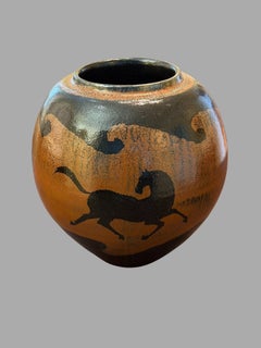 Kiyoshi Hara (giapponese, nato nel 1936) Grande vaso con smalto ferroso e motivo equestre