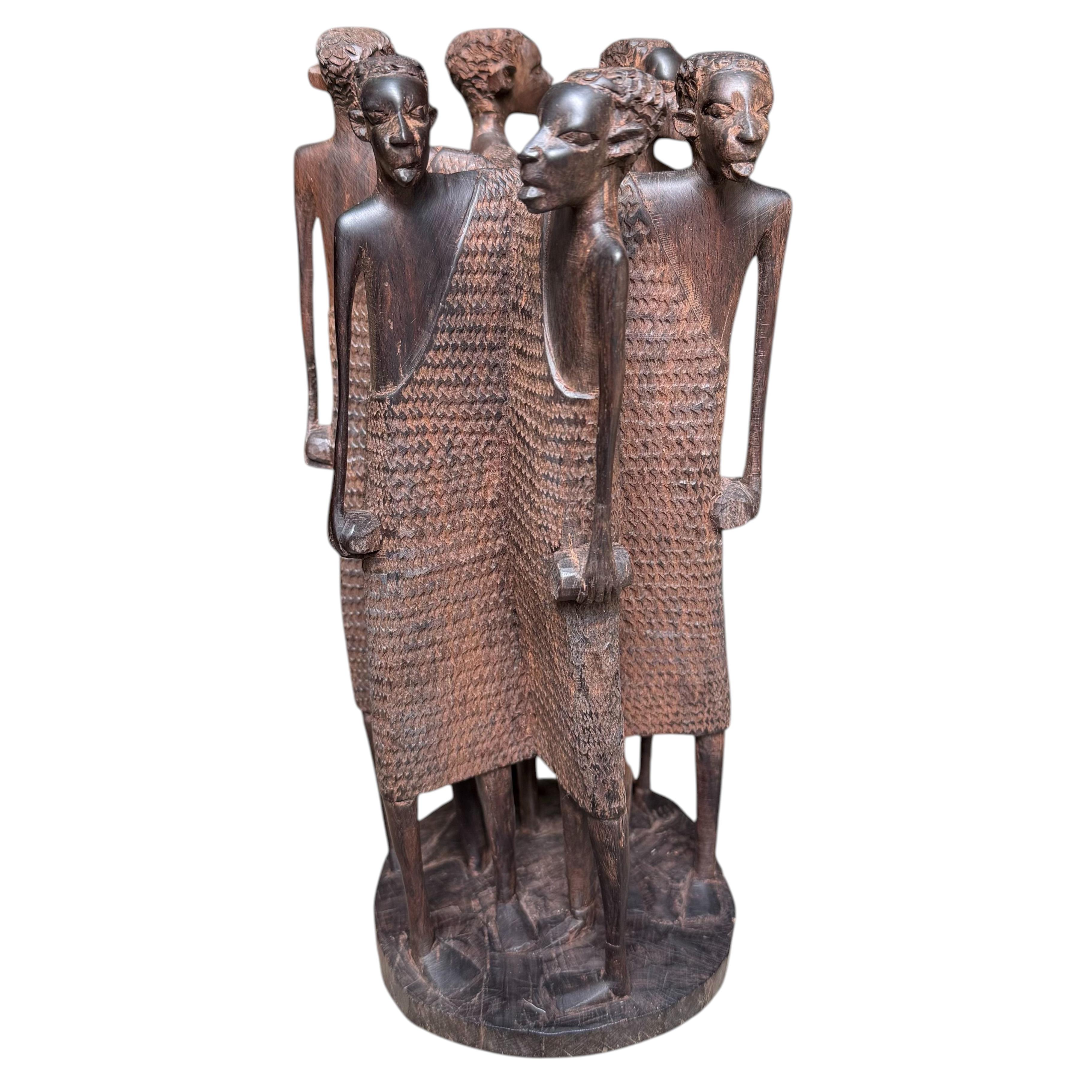 Ensemble sculpté à la main en bois dur représentant un guerrier masaï africain, à l'allure évocatrice en vente