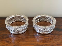 Ein Paar große Weinuntersetzer aus Sterlingsilber im Regency-Stil mit Repoussé-Verzierung, S.C. Younge & Co.