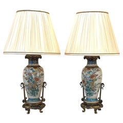 Ein schönes Paar kunstvoll verzierter japanischer Tischlampen mit Blumen- und Hahnmotiven