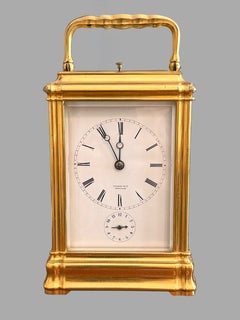 Fino Tiffany & Co. Reloj de carruaje de latón dorado con mecanismo de repetición y alarma