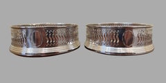 Paire de dessous de verre anglais en argent sterling et acajou, fabriqués en 2000