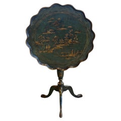 Table anglaise de style Chippendale à plateau basculant, laquée en vert, avec bordure en « pie crust »