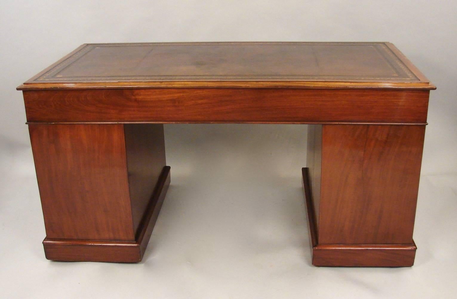 Georgian Style Mahogany Pedestal Desk with Inset Gilt-Tooled Leather Top In Excellent Condition In San Francisco, CA