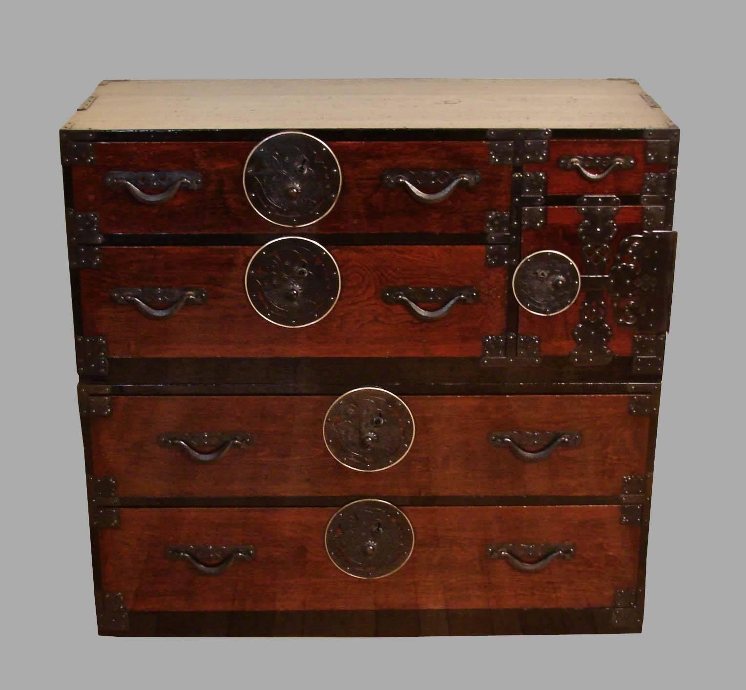Fine Japanese Meiji Period Stained Keyaki Clothing Tansu In Good Condition In San Francisco, CA