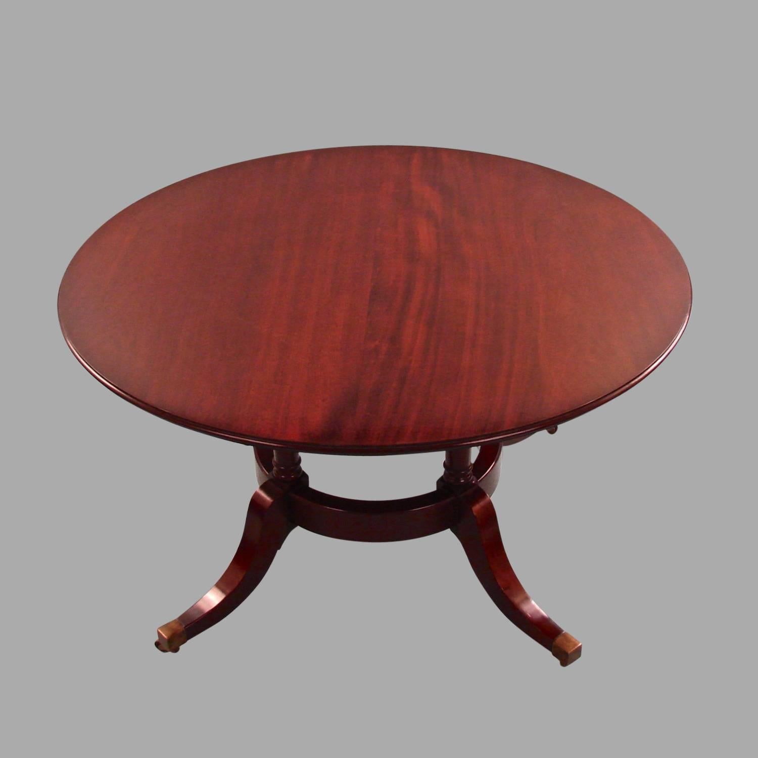 Regency Style Mahogany Dining Table with Five Leaves In Excellent Condition In San Francisco, CA