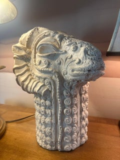 Scultura di testa di montone in pietra fusa